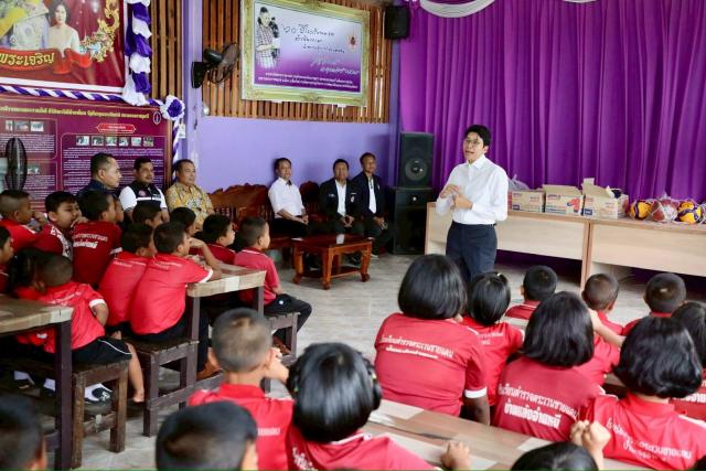 นายก อบจ.นำอุปกรณ์กีฬาชนิดต่างๆ มามอบให้นักเรียนโรงเรียนตำรวจตระเวนชายแดน