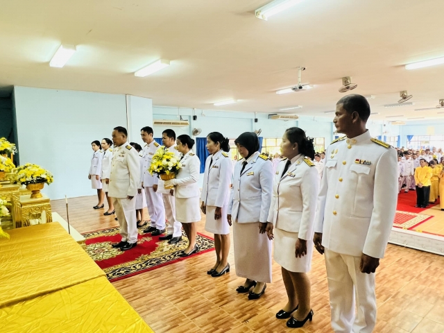 พิธีทำบุญตักบาตรถวายพระราชกุศล และพิธีวางพานพุ่มดอกไม้ (วันชาติและวันพ่อแห่งชาติ)