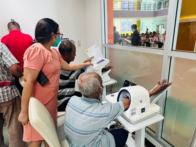 โครงการตรวจคัดกรองและตัดแว่นสายตาสำหรับผู้สูงอายุ ที่มีความผิดปกติทางสายตา (รอบที่ ๒)