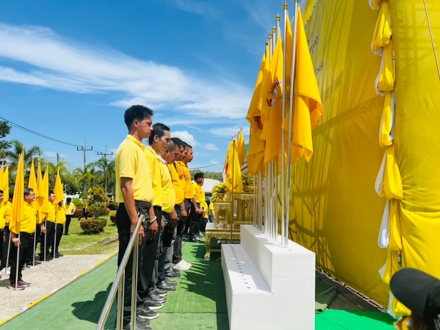 พิธีรับมอบธงตราสัญลักษณ์งานเฉลิมพระเกียรติพระบาทสมเด็จพระเจ้าอยู่หัว
